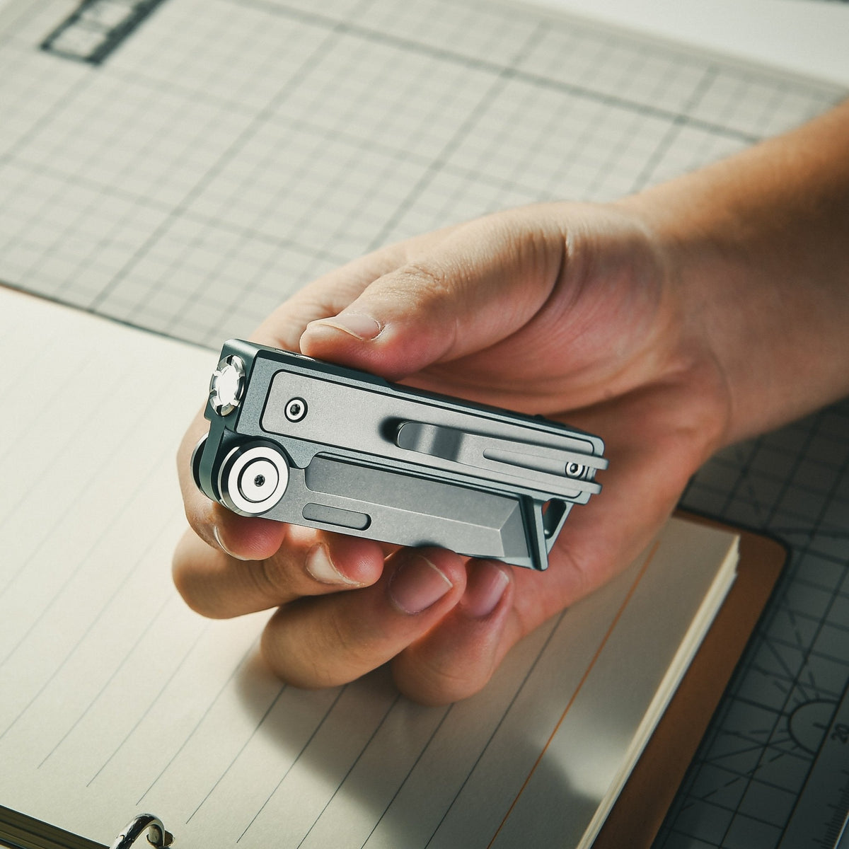 Tacray MT1 EDC Multitool with Flashlight & Knife